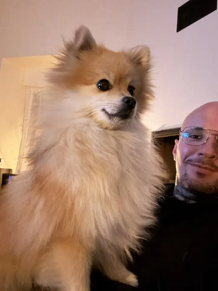 Damien avec un petit spitz